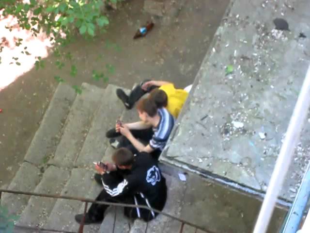 Кинул пакет с водой в трёх дебилов - videopay.net.
