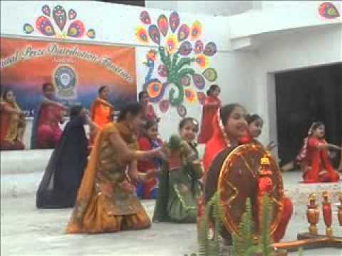 mehndi mehndi gidhe vich nachdi.wmv