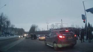 Видео ДТП. Наезд на пешехода. Магнитогорск. Комсомольская площадь. от Юрий Штурман, Комсомольская улица, Магнитогорск, Россия