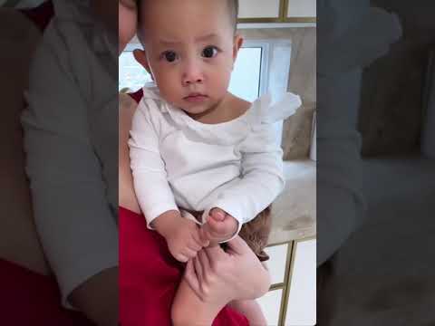 Lisa chăm chỉ học tiếng Anh cùng mẹ Hồ Ngọc Hà, cô chú xem con có giỏi không nè? Con thông minh lắm