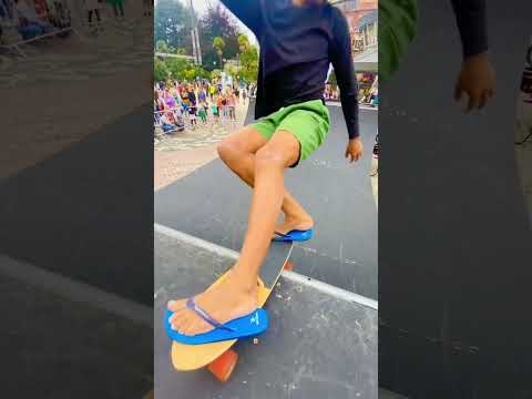 Skating in flip flops on a 70’s style skateboard, no problems 😂 #skateboarding #surfskate