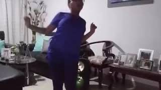 Latina Dançando Corona Vírus Kuduro