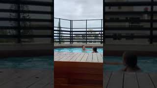 Na Piscina Com A Minha Amiga