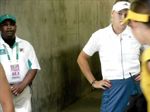 BNP Paribas Open 2011 - Wozniacki and バルトリ waiting to go on centre court （read description）
