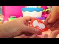 Pai e Filha Abrindo um Kinder ovo Joy