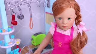 Sara doll👩🌾 reina dolls play funny😜 jokes in the dollhouse bathroom #3