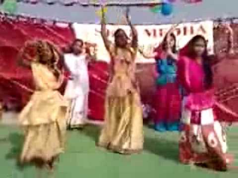 Amulu Bhanu Dance on Des Rangeela Re Song