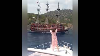 Kız Korsan Teknesine Dans Showu Yapıyor Sürpriz Sonlu