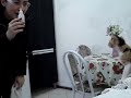Gatinho mamando na mamadeira