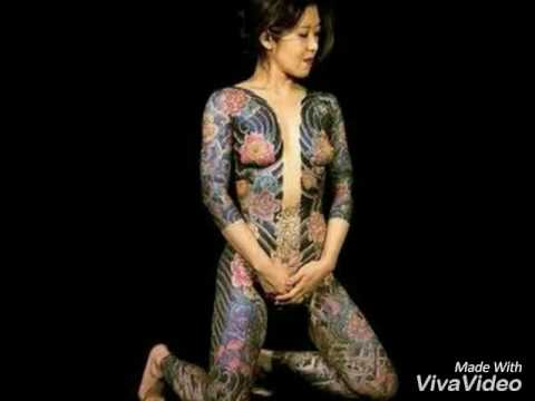 Татуированная китаянка купается в ванне и пользуется секс игрушкой