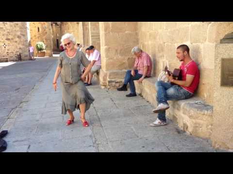"gitano portugues y bailarina de Cáceres....actuando improvisado en el casco antiguo de Cáceres"