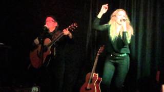 Elrieke & Poldy: Love Me Like A Man
