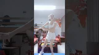 Lấy Lại Vòng Eo Thon Gọn Chỉ Với Bài Tập Aerobic Tại Nhà Trên Youtube.