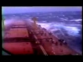 Besar kapal di gelombang rakasa besar dan kuat besar dengan angin badai ekstrim marah