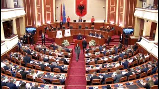 Betohen Deputetët E Rinj Të Kuvendit Të Shqipërisë, 2 Prej Tyre Heqin Dorë Nga Mandati