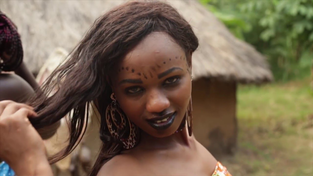 Секси африканская девочка трахается на камеру