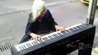 Abuelita Indigente Toca El Piano Magistralmente Abuelita Indigente Toca El Piano Magistralmente