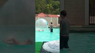 Tente-Se Equilibrar Na Bola De Ar Na Piscina.
