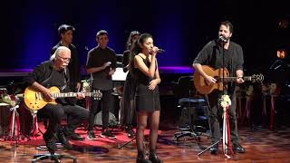 60. Yıl Sanat Gecesi Cahit Berkay ve Emrah Karaca öğrencilerle söylüyor