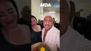 Yao A Los Besos Con La Mamá De Holder En La Previa A Su Pelea Con Tomás