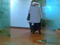 donna appena uscita dal bagno non si accorge della carta igienica che gli penzola!!!!!!!