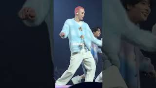 Hwang Hyunjin Dancing Igloo Challenge