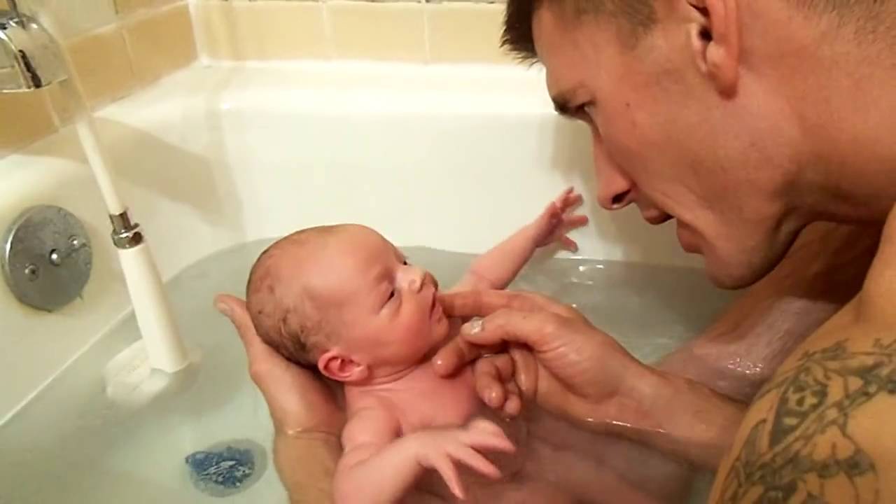 Горячая мать вышла из ванной и приняла внутрь пенис своего сына