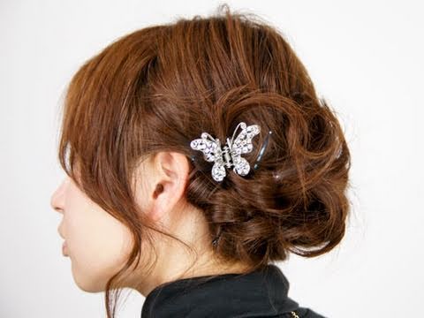 サイドから流れるようにつくる編み込みヘアスタイル