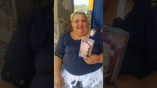 La señora de las prestobarbas en el Departamento de Chalatenango El Salvador