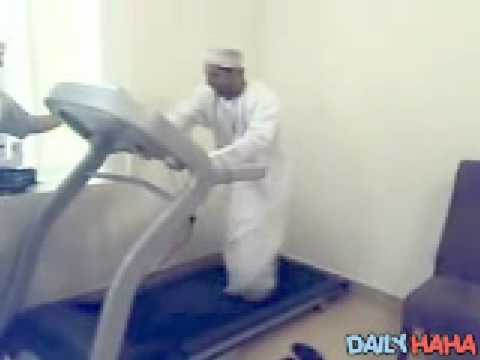 Arabian Man on a Threadmill = Hilarious ---- Árabe a Fazer Exercício = Hilariante