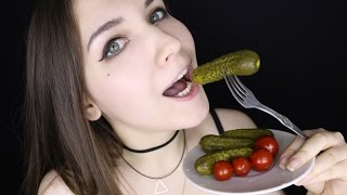 Видео ASMR Pickle cucumber & Tomato ? Eating Sounds | АСМР поедание - помидорка и огурчик от ASMR KittyKlaw, Асмэра, Эритрея