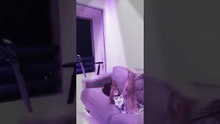 Liz Pulando No Sofá