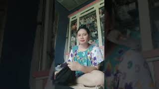 Duduk Santai Di Ruang Tamu Sambil Nyetrika Baju Manis