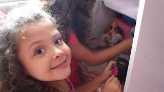 Alice E Júlia Brincando De Boneca