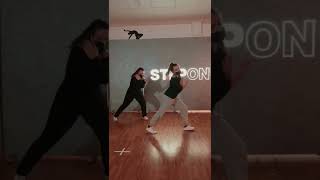 Beyoncé-Parion Dancers Carlotta-Eleonora