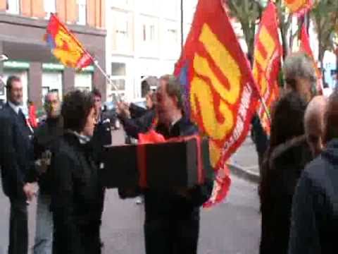 No alla privatizzazione di ATM Alessandria - La consegna delle firme