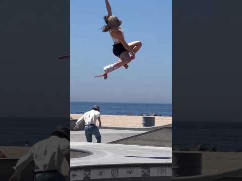 Flying High at Venice SkatePark Erin Wolfkiel @NkaVidsSkateboarding #skateboarding #skate