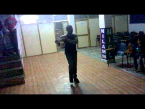 Main Aisa Kyun Hoon - Lakshya (2004) dance performance