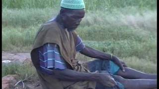 País Dogon.(MALI) Ethnographie. Construction d'une Conseil de la divination.