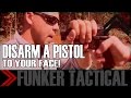 Como desarmar alguém com uma pistola apontada à sua cara Como desarmar alguém com uma pistola apontada à sua cara