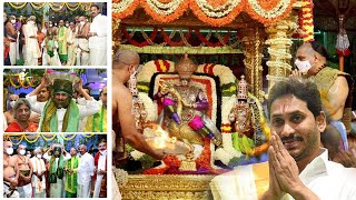 శ్రీవారికి పట్టు వస్త్రాలు సమర్పించిన సీఎం జగన్ | Tirumala Brahmotsavams | Sakshi TV