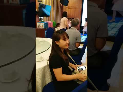 Watching video Liên hoan tổng kết lớp 5 tuổi của con gái xinh