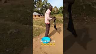 Tazama Bangi Ilivyo Mfanya Huyu Jamaa Kawa Uchi Mtupu Kanga Moja Baikoko, Chupi Kaanika Kwa Jiko