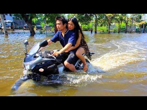 ขี่มอไซค์ลุยน้ำลึก ลุ้นว่าเครื่องจะดับมั้ย