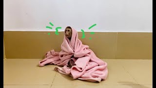 Funni Jueur Vry Co0L Sit In Blanket While Raininq Firt After Hot Season Over