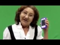 Dona Irene teimando com o gatinho do celular