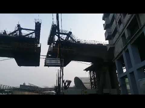 Hampir Aja Pemotor Jadi Korban Pipa Paralon Jatoh Dari Proyek Kereta Cepat Jakarta Bandung