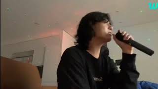 Jung kook sings DESPACITO (Luis Fonsi ft. Daddy Yankee) - Live on Weverse 03.03.