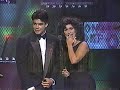 Jerry Rivera Asiendo entrega de Premio a Enrique Inglesias
