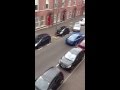 VIDEO: Mujer demora 30 minutos en estacionar su auto en paralelo